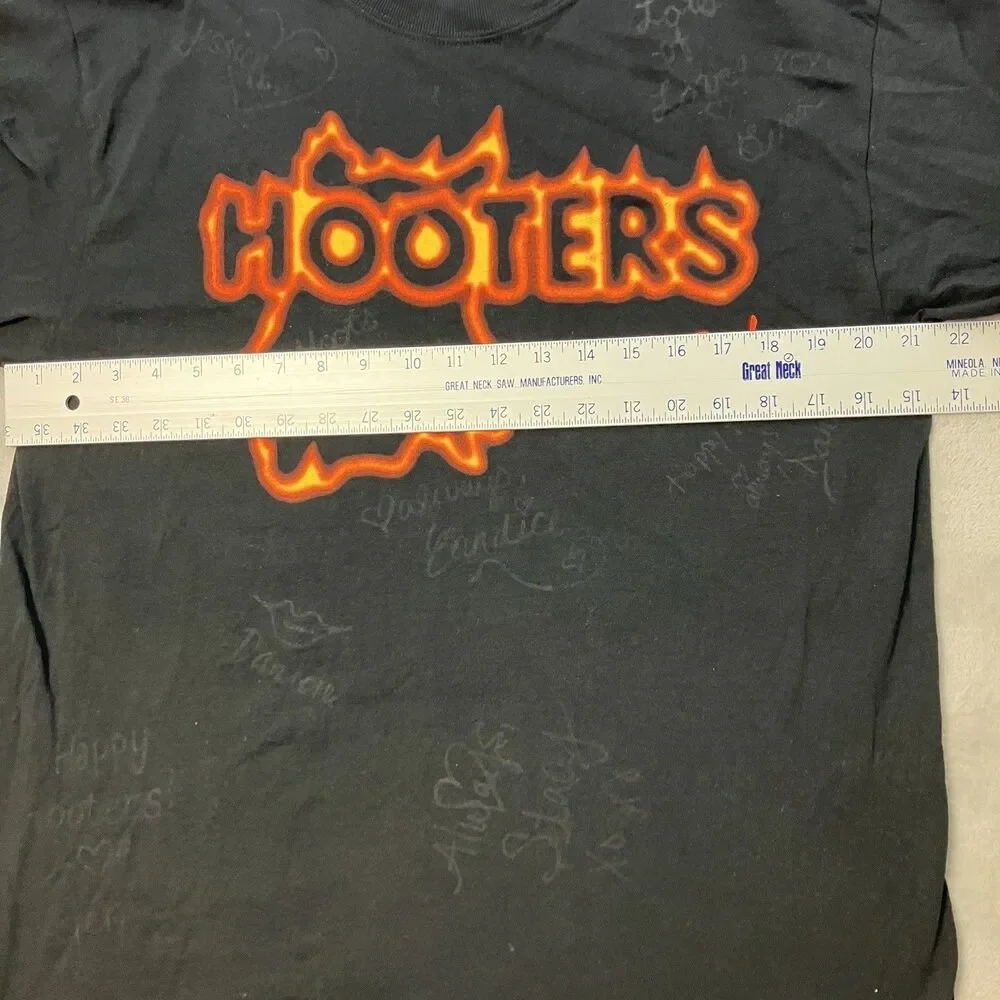 Hooters T Shirt Mens L‎ Black Still On Fire Graphic Logo Tee Signed Vintage Y2K
